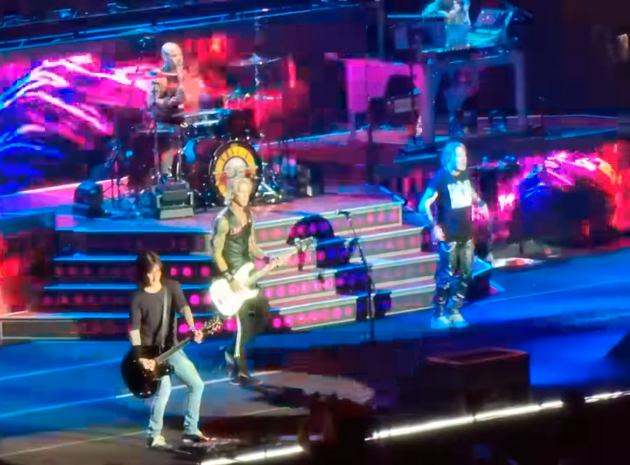 Фото: Guns N' Roses смахнули пыль с раритетов на первом концерте мирового турне 2023 года в Абу-Даби